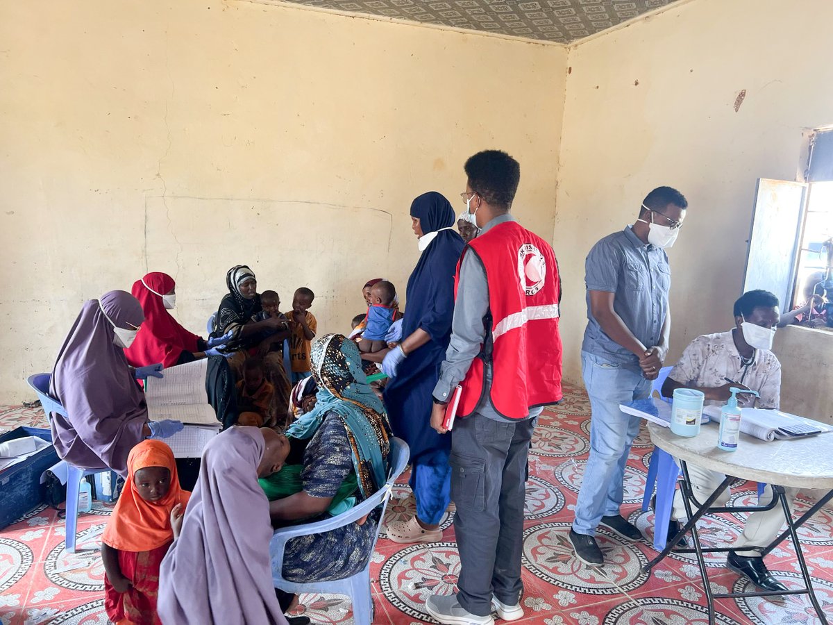 IFRCAfrica's tweet photo. Persistent Diphtheria outbreak in Puntland. 

482 confirmed cases, 27 deaths (Case Fatality Rate: 5.7%) – with Galkayo, Iskushuban & Garowe internally displaced persons (IDP) camps hardest hit.

Somali Red Crescent Society (#BishaCas) and partners are intensifying response efforts by:
🔎 Strengthening case management protocols.
💉 Ensuring availability of Diphtheria Antitoxin (DAT).
🏥 Prioritizing vulnerable populations in affected regions.

#HealthEmergency #Diphtheria #Vaccination