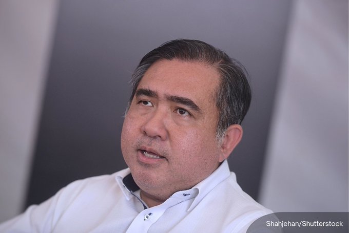 NewsBFM's tweet photo. Commercial vehicles not equipped with a speed limitation device will not be allowed on the roads starting 1 October.

Phase 1 of the enforcement of SLD installation applies to all commercial vehicles manufactured after 1 January 2015, says Transport Minister Anthony Loke.

🧵1 https://t.co/HPrCruuq4V