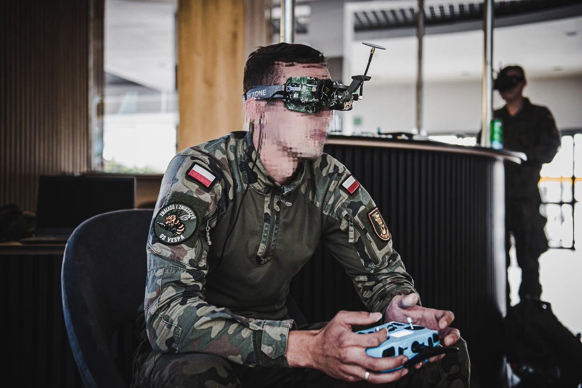 1WBPanc's tweet image. 🎯 Trening operatorów dronów w ciasnych przestrzeniach
W ośrodku VESPA trwa kolejny kurs podstawowy BSP.
Szkolenie skupia się na lotach w budynkach, nocnych zadaniach, ćwiczeniach w zakłócaniu sygnału, sterowaniu mikrodronami i wykonywaniu precyzyjnych uderzeń w ruchome cele.
