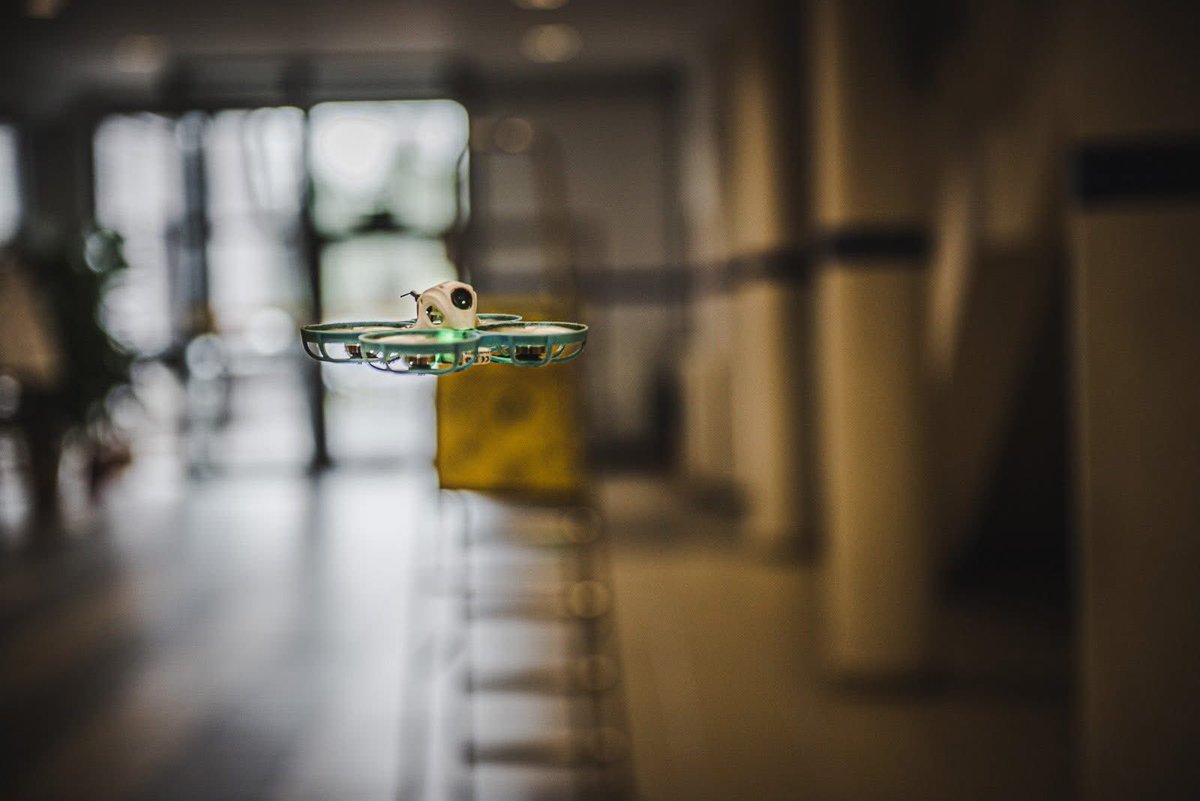 1WBPanc's tweet image. 🎯 Trening operatorów dronów w ciasnych przestrzeniach
W ośrodku VESPA trwa kolejny kurs podstawowy BSP.
Szkolenie skupia się na lotach w budynkach, nocnych zadaniach, ćwiczeniach w zakłócaniu sygnału, sterowaniu mikrodronami i wykonywaniu precyzyjnych uderzeń w ruchome cele.