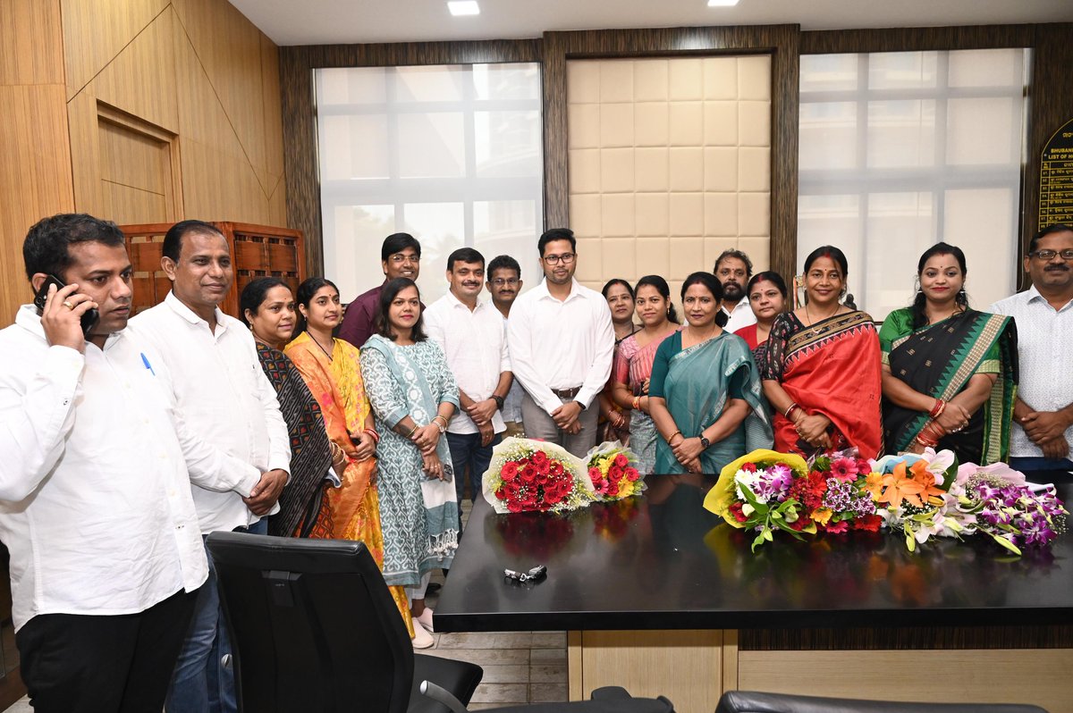 BMC (@bmcbbsr) on Twitter photo Hon'ble <a href="/MayorofBBSR/">Sulochana Das</a>, Hon’ble Deputy Mayor and Corporators welcomed
Shri. Chanchal Rana, IAS, Commissioner BMC. Hon'ble <a href="/MayorofBBSR/">Sulochana Das</a>, Hon’ble Deputy Mayor and Corporators welcomed
Shri. Chanchal Rana, IAS, Commissioner BMC.