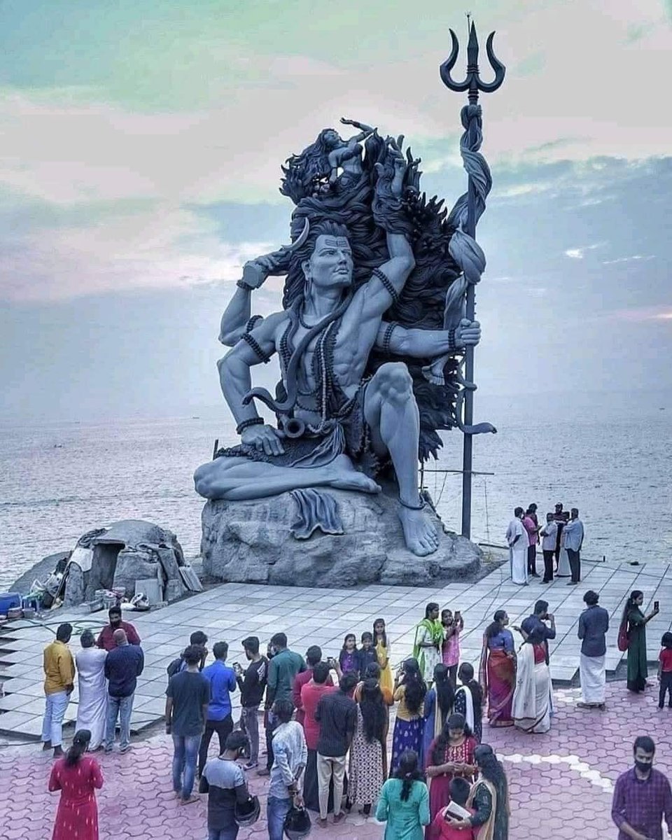 शिव का सावन............ 
🚩केरल के विशाल अरब सागर के समुद्री तट पर गंगाधरेश्वर भगवान शंकर जी गंगाजी को अपनी जटाओं में धारण किये हुए हैं। पूर्व की ओर मुख करके भगवान भोलेनाथ ने अपने बालों को हवा में लहराते हुए और माँ गंगा को जटाओं में धारण करते हुए इस अदभूत प्रतिमा का निर्माण किया