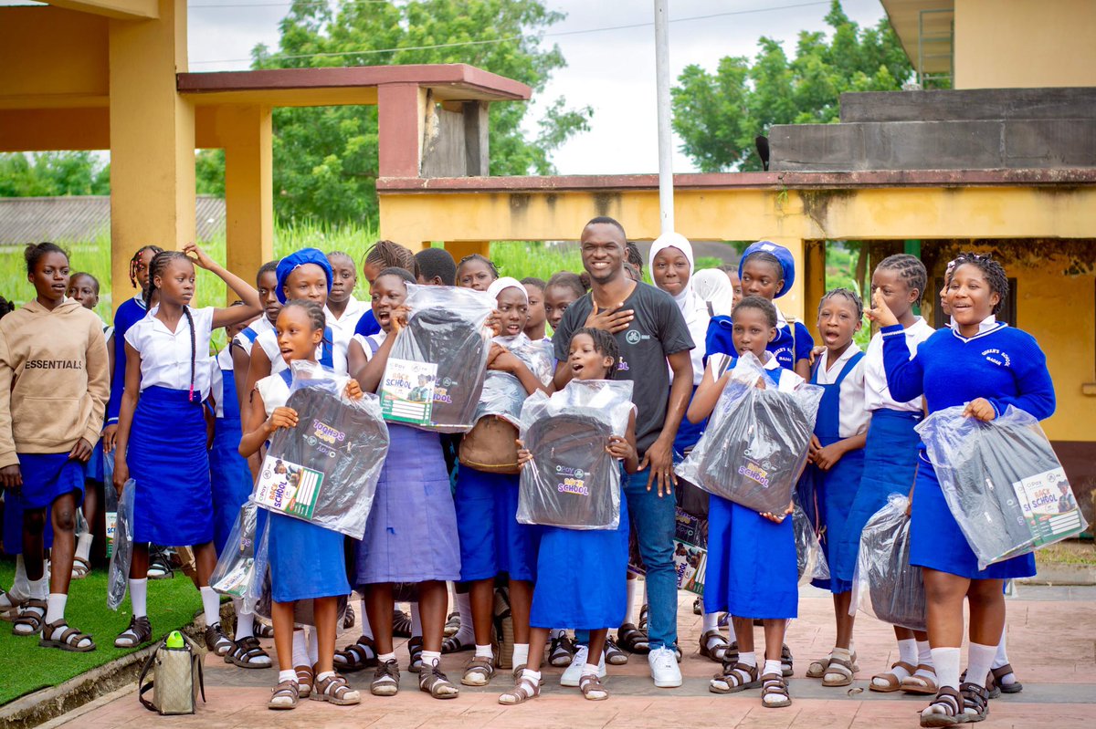 BraceuptheYoung's tweet photo. From Queen's School, Apata, Ibadan, these bright young minds stood tall, excited to receive their back2school school supplies and take on the new academic term.

#Back2SchoolProject
#OpayCares
#BraceUpTheYoung
#EducationForAll https://t.co/tMmVyegCx7