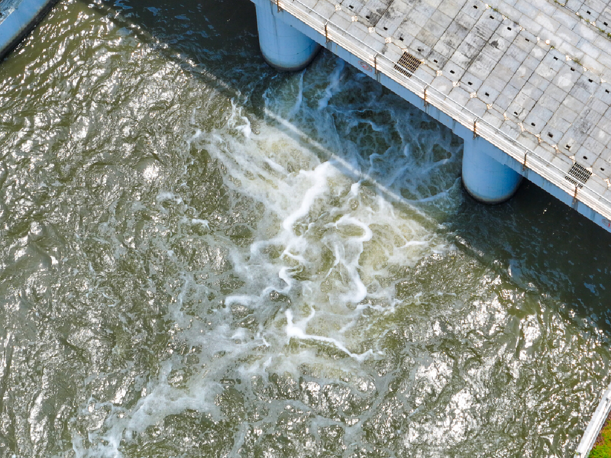 As Typhoon "Zhujiecao" approaches, continuous rain looms. On July 28th, all pump gates along Yaojiang, Fenghua River, Shanjiang, and Yinjiang in Haishu District sprang into action, with some reservoirs pre-releasing water. Stay safe!  #TyphoonAlert #FloodPrevention #NingboSafety