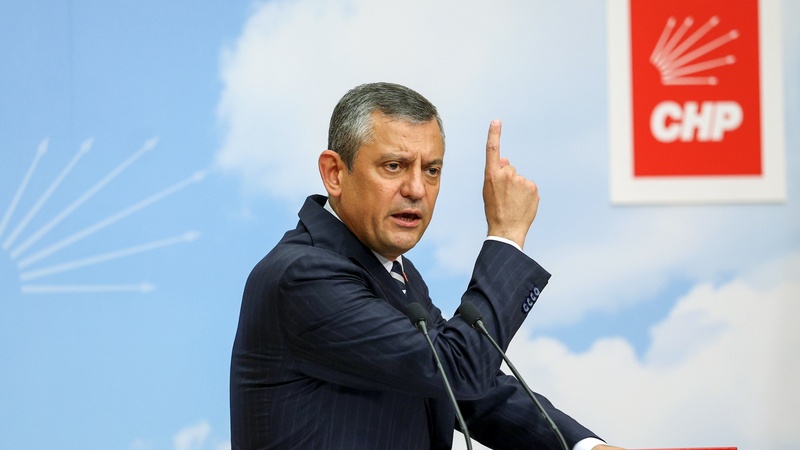 #SONDAKİKA  CHP Lideri Özgür Özel, İmralı Süreci'ndeki komisyon hakkında konuştu.
"Senden ne anayasası menemen yapmam dedim. Aynı çizgideyiz. Bu komisyon anayasa yapacak bir komisyon değil. Ona niyetlenen bizi yanında bulamaz. Çünkü anayasaya uymayanla anayasa yapılamaz" dedi.