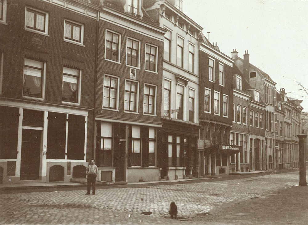 De Neude in 1890 vanaf de Schoutenstraat. Het tweede huis heeft een gevelsteen met een zwarte leeuw. De steen verdween toen Lammerts van Bueren in 1903 dit pand kocht en verbouwde. Maar sinds 2018 (!) is de steen weer terug, nu hoog in de gevel. Lees: ugtf.nl/wp/listing/neu…