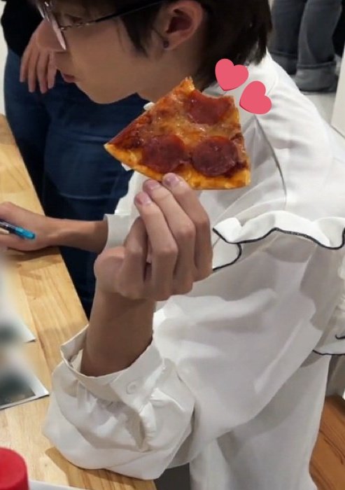 poohkrittinluv's tweet photo. Vừa ăn vừa làm việc cưng quá tròiii
Cái tay cầm miếng pizza thí ghéc hông cơ😂

#PooHHooPers #ppoohkt https://t.co/pA3DEMF74w