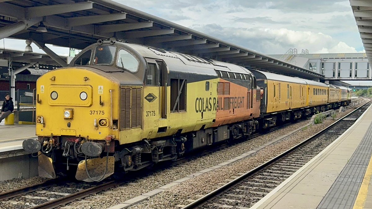 fav1F62's tweet photo. The good old 37, plenty on offer at Derby station yesterday. 37099, 516, 116, 175 all seen during the day. With 37418, 501, 219, 422 &amp; 425 also making appearances, it was a good day of EE heaven. #class37 @C37LG https://t.co/HRiccm7cML