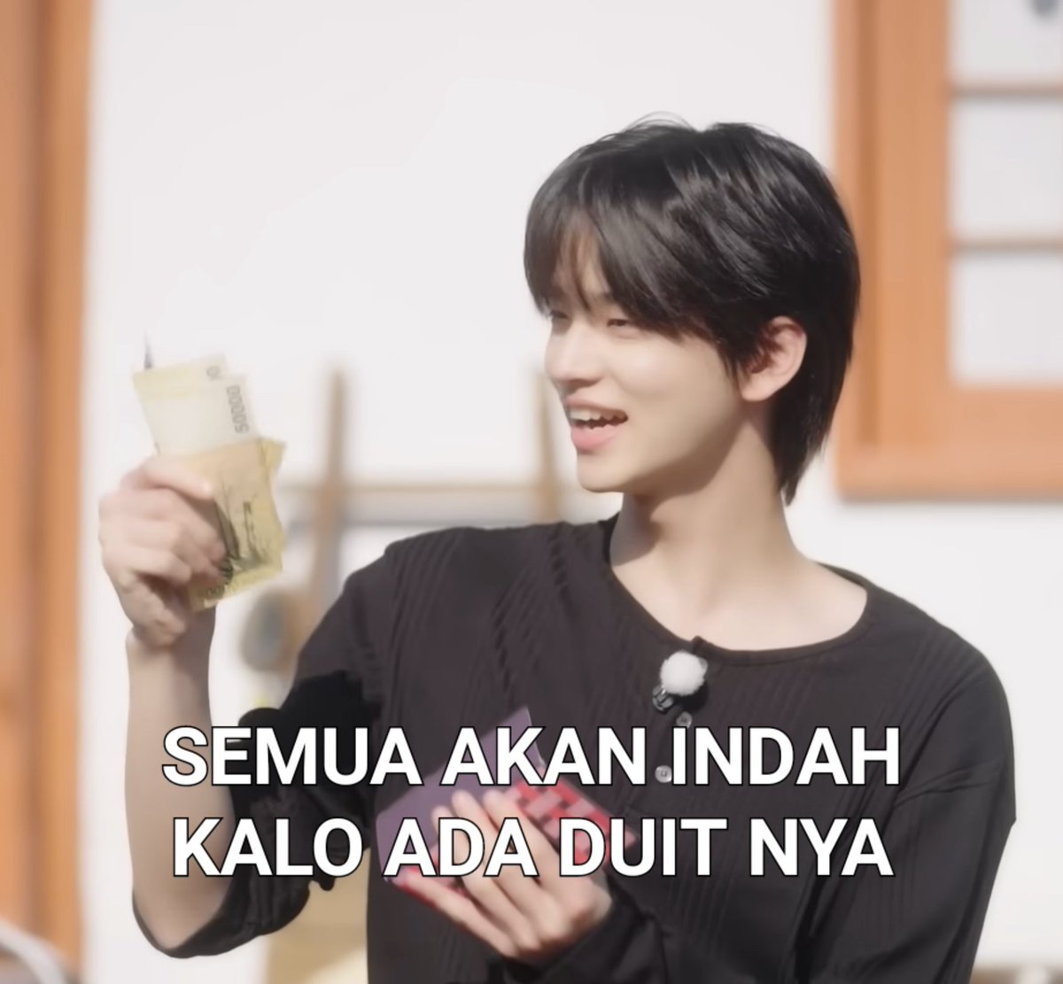 Dhesunflower's tweet photo. tws cari cuan lore

[+3] youngjae diajakin jadi editornya seungkwan 
[-1] buka group order tanktop
[-2] kyungmin sama kakaknya shinyu open sharing akun netflix
[-3] jihoon jualan merch baru depan minju illit https://t.co/p52wQKaDsA