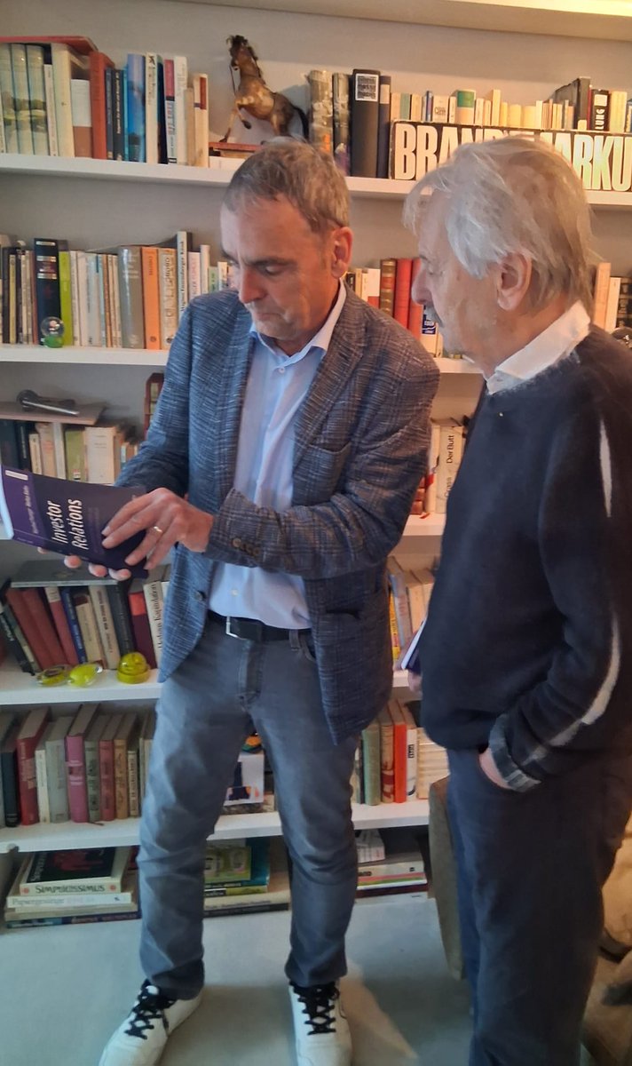 Egal, ob von hinten oder von vorn betrachtet, es war ein fruchtbares Projekt. Gestern haben Manfred Piwinger und ich unser aktuelles Buch erstmals gemeinsam in der Hand gehabt. Empirische Forschung: wie Unternnehmen ihre #InvestorRelations selber sehen