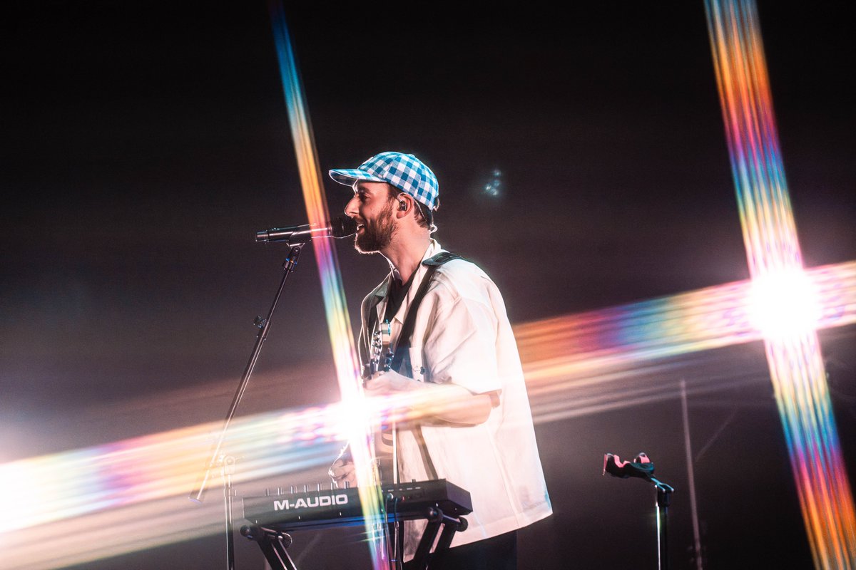 popconth's tweet photo. 🔴 HONNE กลับมาให้หายคิดถึง กับค่ำคืนสุดประทับใจในคอนเสิร์ต "HONNE - The Ouch Bangkok Tour"
#HONNEinBKK #TheOUCHBangkokTour #ROUXlive #HONNE #ICONSIAM
----------------------------------------------
คอนเสิร์ต HONNE - The Ouch Bangkok Tour เมื่อวันที่ 27 กรกฎาคม 2025 ณ TRUE ICON HALL, ICONSIAM ไม่ใช่แค่การแสดงดนตรีธรรมดา แต่คือการเดินทางทางอารมณ์ร่วมกันที่ตราตรึงใจแฟน ๆ ทั้งฮอลล์
ตลอดการแสดง สองศิลปินจากอังกฤษถ่ายทอดบทเพลงจากหัวใจ ตั้งแต่ท่วงทำนองอบอุ่น ไปจนถึงจังหวะที่ปลุกเร้าความรู้สึก สร้างบรรยากาศที่เต็มไปด้วยความทรงจำและสายใยแห่งความผูกพันระหว่างศิลปินและแฟนเพลงอย่างลึกซึ้ง
หนึ่งในไฮไลต์ของค่ำคืนคือการนำเพลง “No Song Without You” กลับมาขับร้องอีกครั้ง เพื่อเฉลิมฉลองครบรอบ 5 ปีของบทเพลงสุดรัก และช่วงอังกอร์ที่เต็มไปด้วยอารมณ์จากเพลง “Day 1” ที่ทำให้ทุกคนหวนคิดถึงวันแรกที่ตกหลุมรัก HONNE
อีกช่วงเวลาที่ทำให้ค่ำคืนนี้ยิ่งพิเศษขึ้นไปอีก คือโมเมนต์เซอร์ไพรส์จาก James กับโชว์กีตาร์เดี่ยวบนเวทีภายใต้คาแรคเตอร์ mascot ของ Mr.POCO ที่เพิ่มความใกล้ชิดและความรู้สึกลึกซึ้งให้กับบรรยากาศของค่ำคืน แฟน ๆ หลายคนพูดเป็นเสียงเดียวกันว่า “As long as HONNE are in front of me, I know it’s gonna be a happy day.”
เบื้องหลังความประทับใจทั้งหมดคือ ROUX โปรโมเตอร์สายครีเอทีฟที่ตั้งใจสร้างประสบการณ์คอนเสิร์ตที่เชื่อมโยงอารมณ์และหัวใจผู้ชมอย่างแท้จริง และนี่เป็นเพียงจุดเริ่มต้นเท่านั้น โปรดติดตามคอนเสิร์ตครั้งต่อไปจาก ROUX ได้ในอนาคตอันใกล้นี้