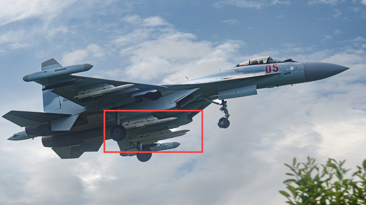 plrbear4's tweet photo. #Russia

🇷🇺A Russian Su-35S fighter jet in flight with one R-73/74M, two R-77-1 and two new R-77M air-to-air missiles.

The fighter carries on its wingtips the L-265M10R ve L-265M10P pods which are part of the  L-175M10-35S“Khibiny-M” electronic countermeasure complex.

This is probably the first apparent visual showing an operational Russian fighter carrying the R-77M missile.

#RussianVKS