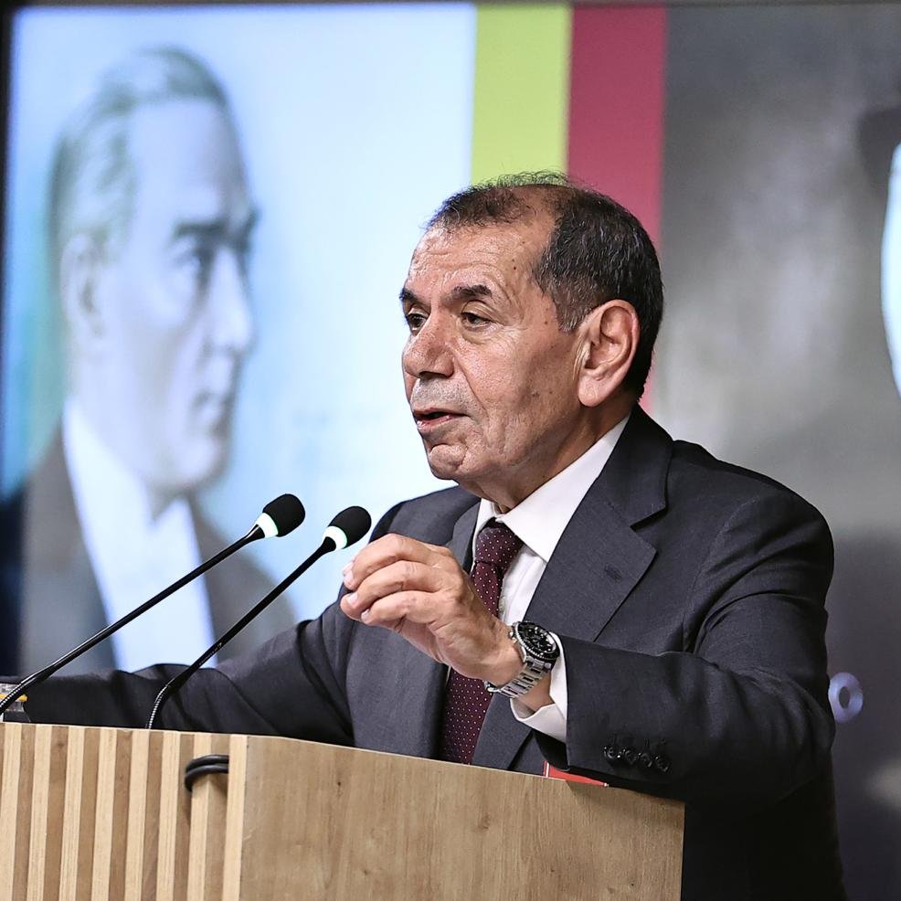 Başkan Dursun Özbek: Amacımız Türk futbolunu daha yukarılara çekmek, marka değerini yükseltmek. Ligler başlarken herkese dostluk ve sevgi içinde bir yarışma diliyorum. Bu sene, adaletin hakim olacağı güzel bir lig seyrettiririz, inşallah Avrupa’da da tüm takımlarımız aynı