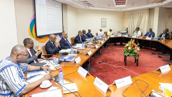 L_ESSOR's tweet photo. #Mali : Perspectives sahéliennes : la #BCID-AES, accélératrice de la révolution sahélienne
La session ordinaire annuelle du Conseil des ministres de l’Uemoa, tenue à Lomé au Togo le 12 juillet dernier, aura été historique. Mais d’une manière peu ordinaire, non pas à cause de décisions marquantes pour l’évolution de l’organisation, mais en raison d’un fait rare : les ministres de la zone AES ont choisi de quitter la table....
https://t.co/gEA6dcX3Bo