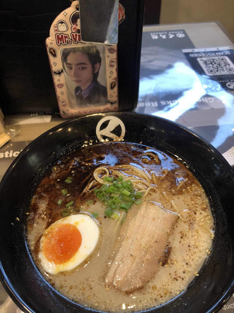 svnlve_'s tweet image. NAHIHIYA KANG AKO SA MGA TAO NA ANDITO PERO KUNG WALA TONG MGA TO SUMAYAW NA KO NG FEVER SA SOBRANG SARAP NG RAMEN😣😣😣😣🥹🥹🥹