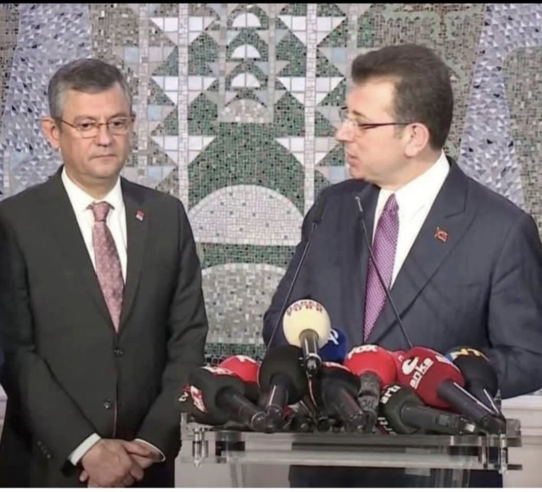 Kim kiminle.
Kimin eli kimin cebinde.
Rüşvet ve yolsuzluk nedeni ile tutuklu olan bir şahsın karşısındaki teslimiyetin belgesi olan resimdeki sözde başkan olan bu kişiliğin vatana millete zerre kadar faydası olamaz.