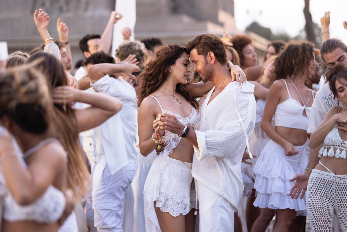 HrithikRules's tweet image. Ayan Mukherji shares the first still from the song #AavanJaavan!
❤️🔥
#War2 #Hrithik #HrithikRoshan