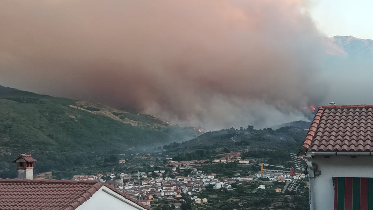 Universidad Católica de Ávila (@ucavila_) on Twitter photo 🙏 Todo nuestro apoyo a los vecinos y a los profesionales que trabajan sin descanso en la extinción del incendio de Cuevas del Valle y Mombeltrán.
📸 <a href="/Meteoavila2/">MeteoÁvila</a>
#IFcuevasdelValle <a href="/UMEgob/">UME</a> <a href="/naturalezacyl/">Naturaleza Castilla y León</a> <a href="/Defensagob/">Ministerio Defensa</a> <a href="/brif_iglesuela/">BRIF La Iglesuela</a> 🙏 Todo nuestro apoyo a los vecinos y a los profesionales que trabajan sin descanso en la extinción del incendio de Cuevas del Valle y Mombeltrán.
📸 <a href="/Meteoavila2/">MeteoÁvila</a>
#IFcuevasdelValle <a href="/UMEgob/">UME</a> <a href="/naturalezacyl/">Naturaleza Castilla y León</a> <a href="/Defensagob/">Ministerio Defensa</a> <a href="/brif_iglesuela/">BRIF La Iglesuela</a>