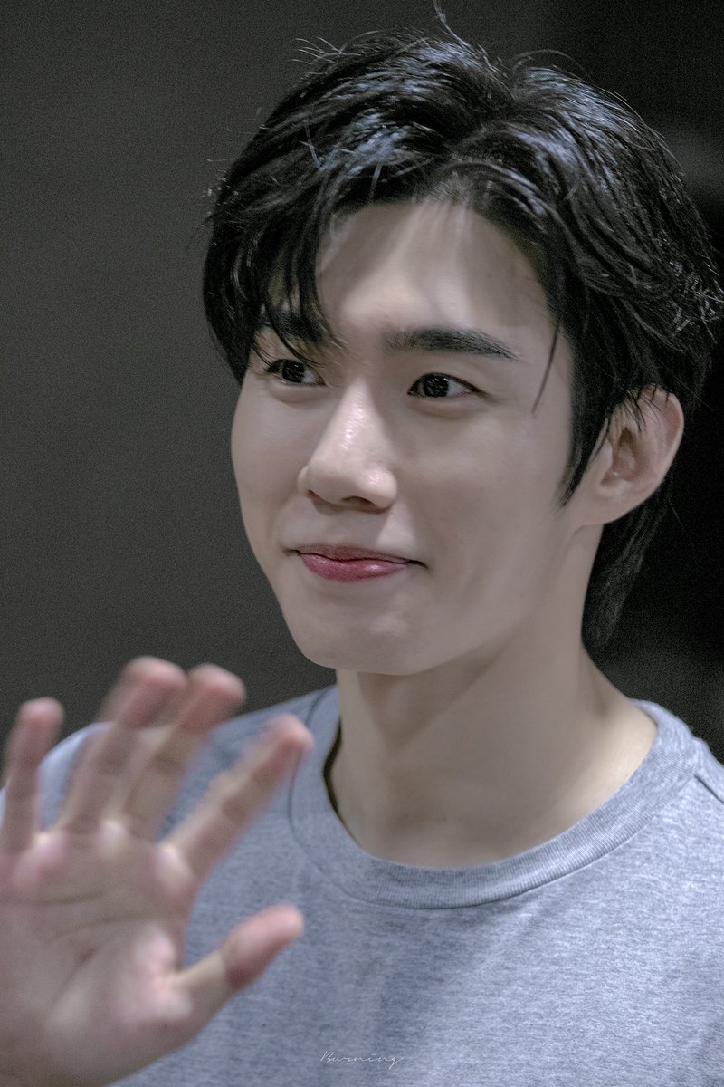 BN_PIC's tweet photo. 250722 연극 셰익스피어 인 러브 퇴근길
#손우현 배우

🖐🏻🖐🏻 https://t.co/JNGF4rHKnX