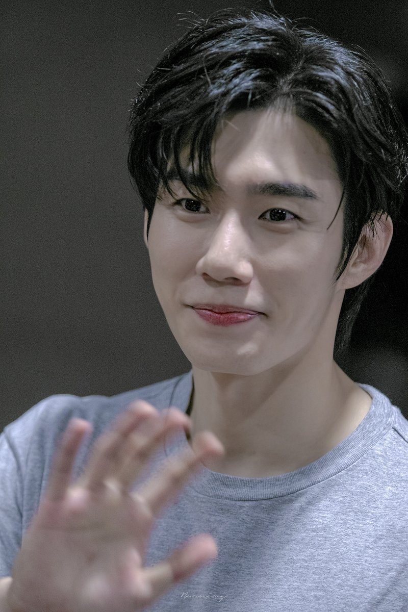 BN_PIC's tweet photo. 250722 연극 셰익스피어 인 러브 퇴근길
#손우현 배우

🖐🏻🖐🏻 https://t.co/JNGF4rHKnX
