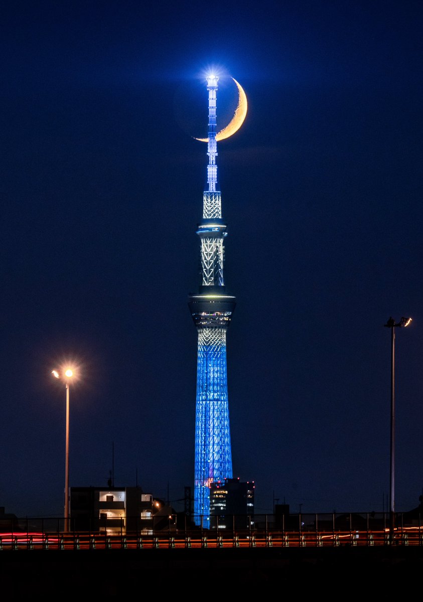 セーラームーンのステッキみたいな三日月スカイツリー