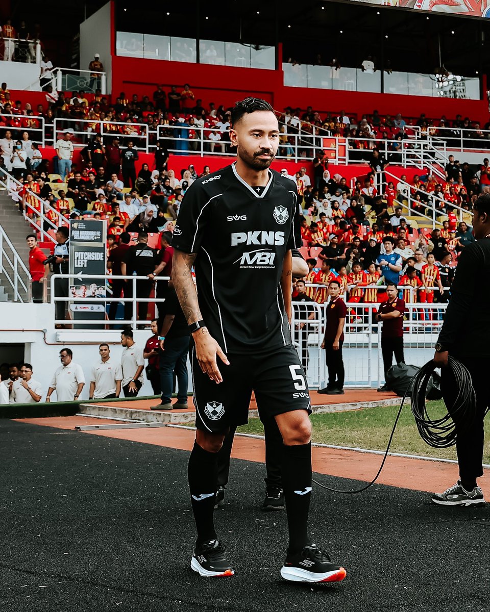 selangorfc's tweet photo. ๐๐ป Welcome to the #RedGiants family, Kevin Deeromram! ๐น๐ญ๐ธ๐ช๐ฅ
The Swedish-born Thai international was officially unveiled as the latest #IsRed signing during our #๐ฆ๐๐ ๐๐น๐ฎ๐๐ ๐ผ๐ณ ๐ฎ๐ฌ๐ฎ๐ฑ/๐ฎ๐ฒ full squad presentation at the #UnityBeyondBorders match last Sunday. ๐
A warrior on the pitch and now, one of our own. โค๏ธ๐
#SelangorFC #ThisIsSelangor
#SFCClassOf2025-26 #KevinIsRed