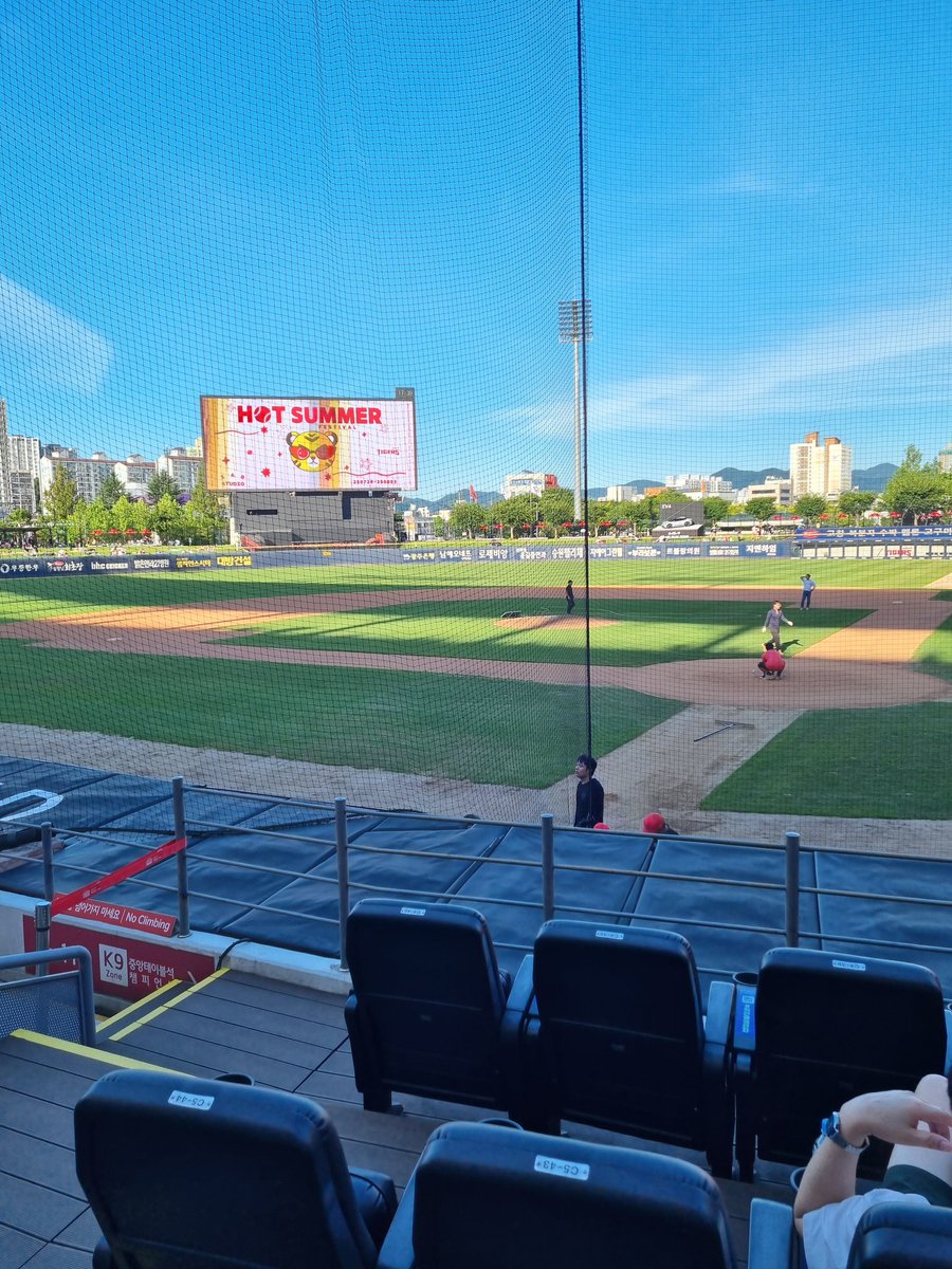 7 대 0으로 질 줄 알았는데 그래도 후반에 따라가서 재미는 있었다... 무엇보다 이런 시야 처음임ㅋㅋㅋㅋㅋㅋㅋㅋㅋㅋ너무 너무 더웠고,, 진짜 두산전은 가지 말아야지ㅠㅠ