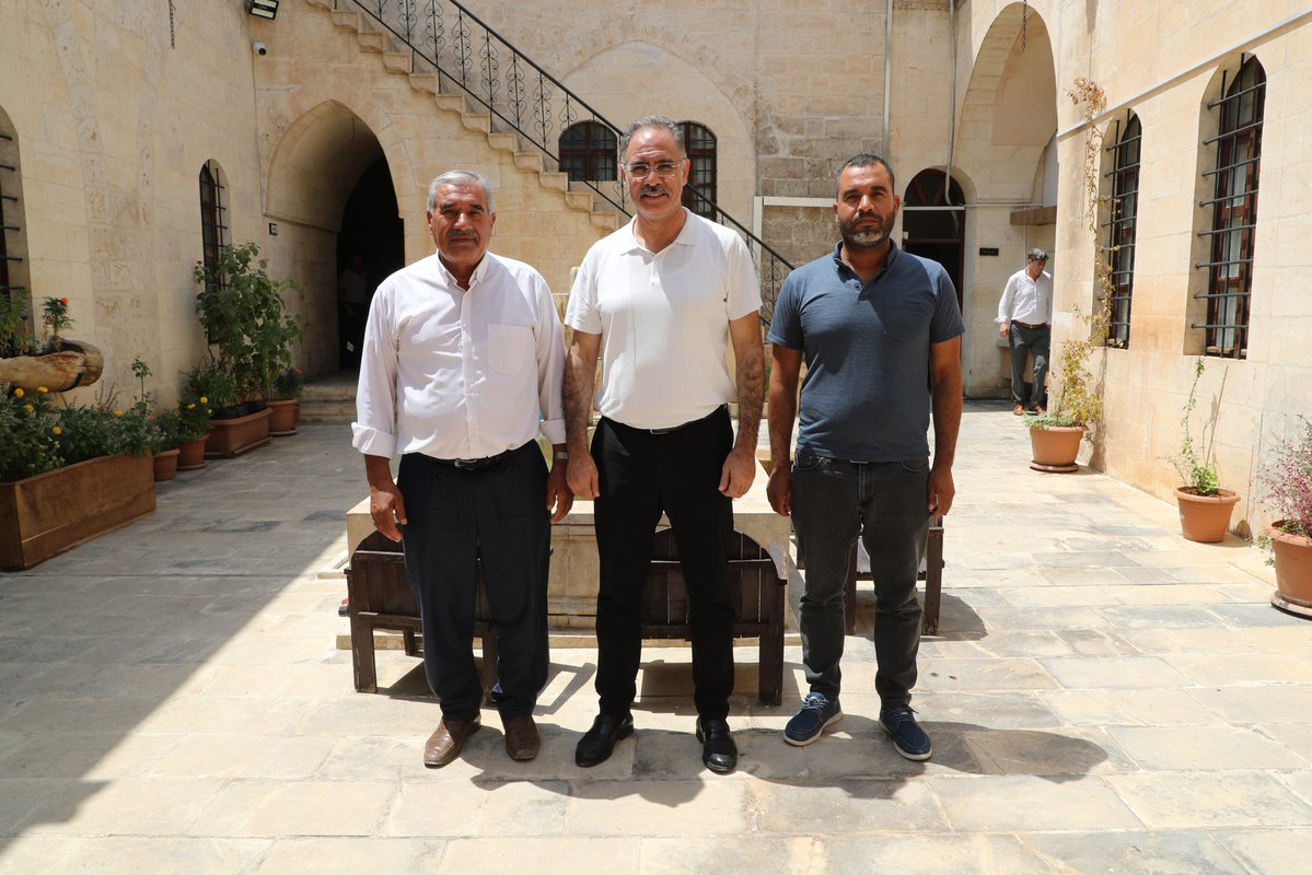 Mahalle muhtarlarımızla bir araya gelerek talep ve önerilerini dinledik, çözüm için ilgili birimlere gerekli talimatları verdik.

Vatandaşlarımızın sesi olan muhtarlarımızla uyum içinde çalışmaya, her zaman halkımızın yanında olmaya devam edeceğiz.