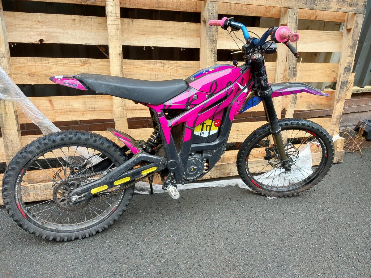 #Arrest on patrol in Wordsley this electric motorbike failed to stop for us. We pursued it until <a href="/Trafficwmp/">WMP Traffic</a> took over, not long after they arrested the rider and found him in possession of a large amount of drugs and large knife 🗡 the motorbike has been seized. #DYcrimeteam