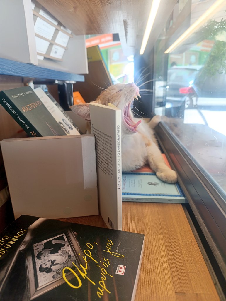 Los bolsillos llenos de poesía y de Atenas. 
A la derecha, Alex, lector con criterio.