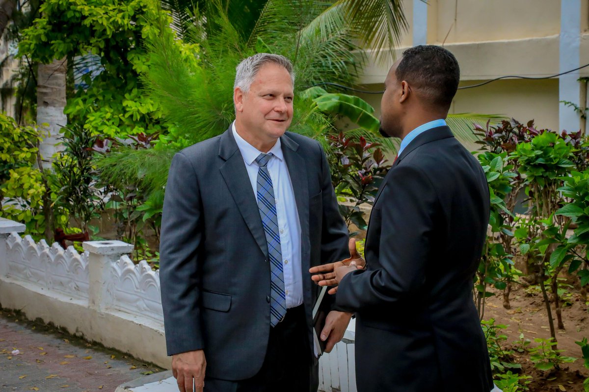 RadioMuqdisho's tweet image. Deputy Minister Abdirahman Al-Adala welcomed U.S. Counterterrorism Advisor Bob Flannery in Mogadishu. They discussed how to boost the role of Somali media in fighting terrorism and toured Radio Mogadishu and SNTV facilities.
#MediaAgainstTerror #Somalia #USSupport