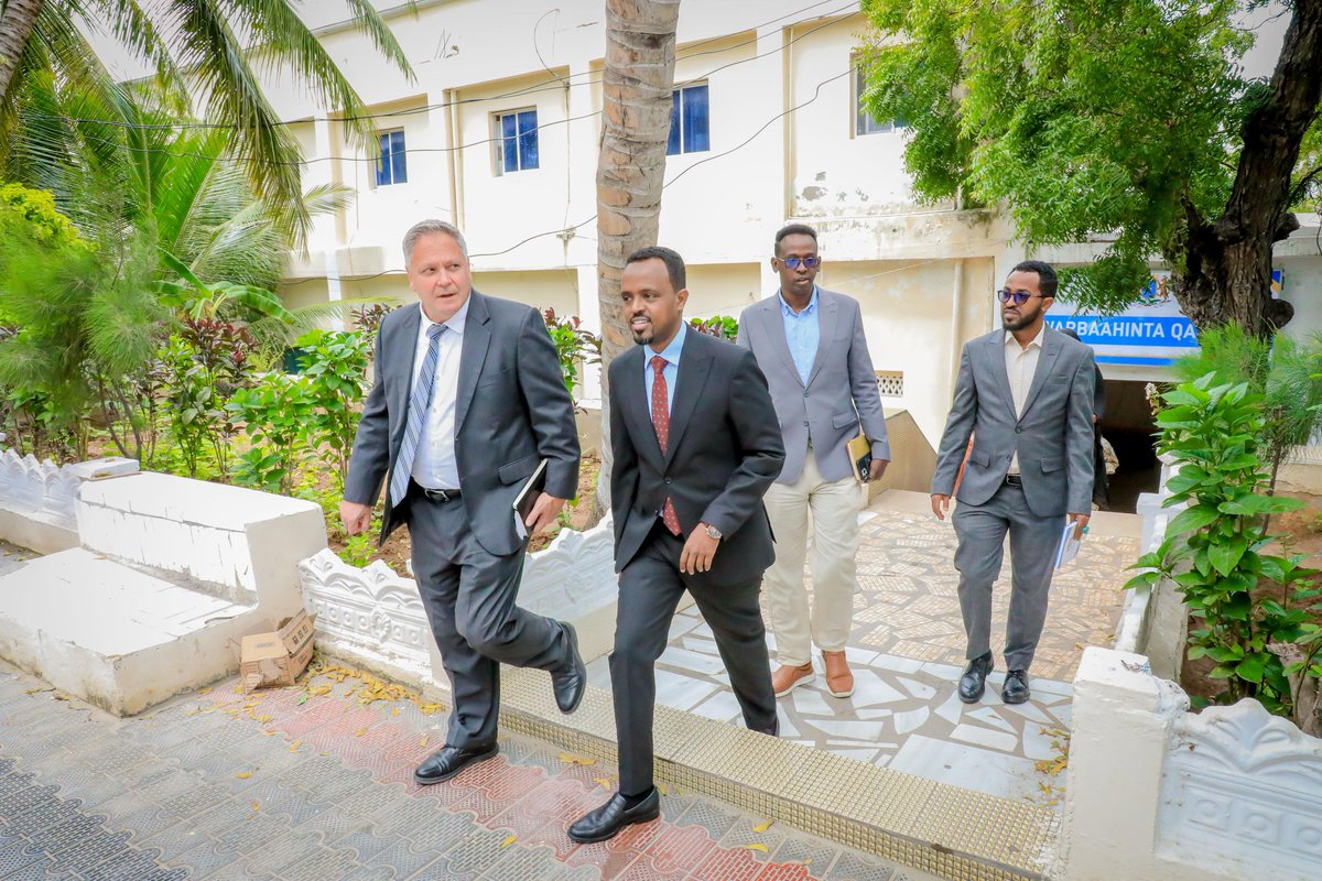 RadioMuqdisho's tweet image. Deputy Minister Abdirahman Al-Adala welcomed U.S. Counterterrorism Advisor Bob Flannery in Mogadishu. They discussed how to boost the role of Somali media in fighting terrorism and toured Radio Mogadishu and SNTV facilities.
#MediaAgainstTerror #Somalia #USSupport