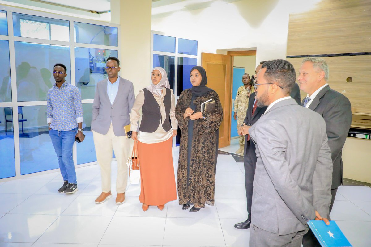 RadioMuqdisho's tweet image. Deputy Minister Abdirahman Al-Adala welcomed U.S. Counterterrorism Advisor Bob Flannery in Mogadishu. They discussed how to boost the role of Somali media in fighting terrorism and toured Radio Mogadishu and SNTV facilities.
#MediaAgainstTerror #Somalia #USSupport