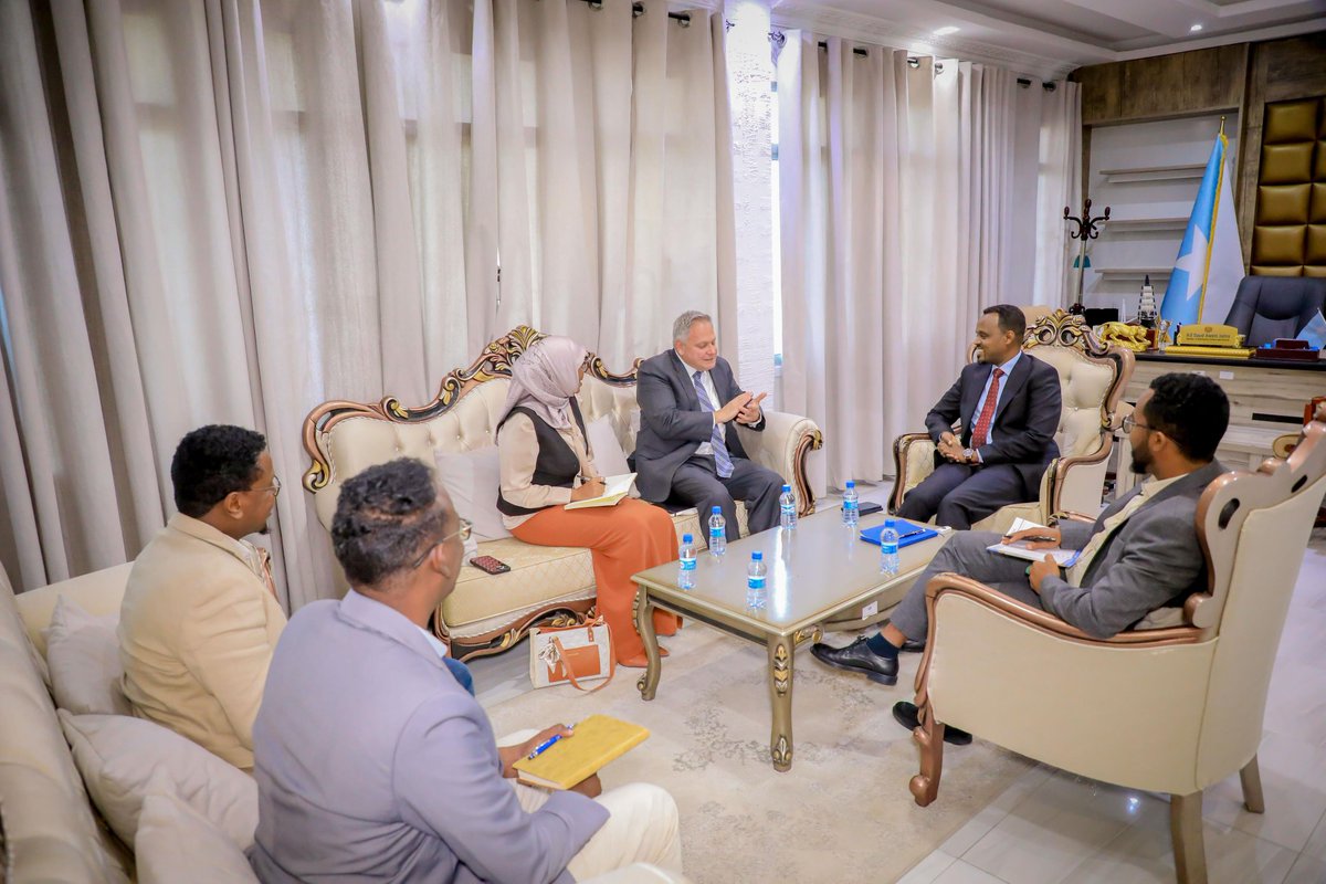 RadioMuqdisho's tweet image. Deputy Minister Abdirahman Al-Adala welcomed U.S. Counterterrorism Advisor Bob Flannery in Mogadishu. They discussed how to boost the role of Somali media in fighting terrorism and toured Radio Mogadishu and SNTV facilities.
#MediaAgainstTerror #Somalia #USSupport
