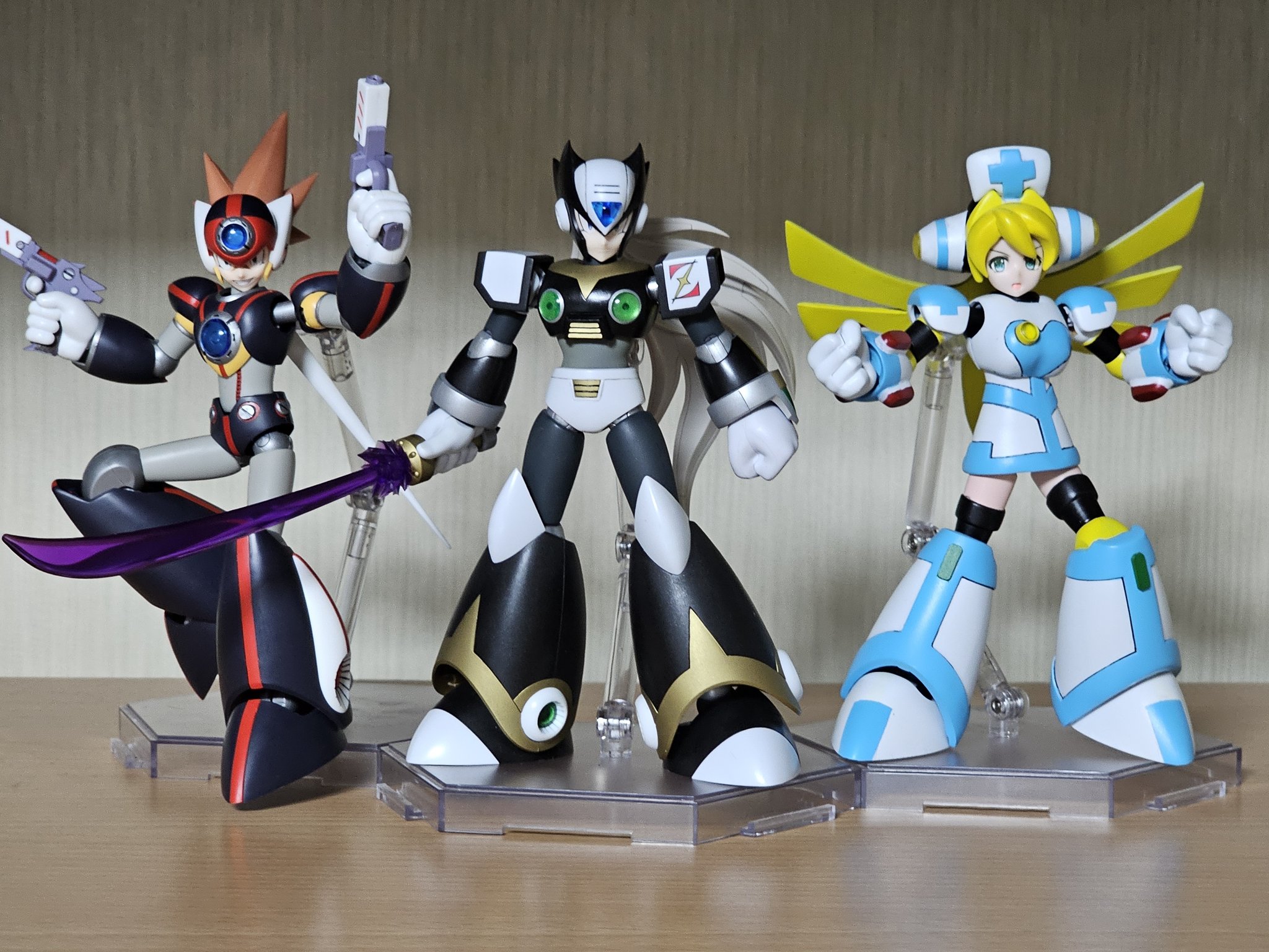 コラボ デイナイトドロップス スニダンがブランドの公式アイテムを展開するハイプドロップを