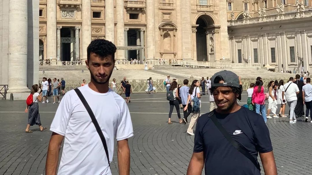 Awdah Hathaleen, attivista, giornalista e leader comunitario in Cisgiordania, è stato colpito a morte da un colono israeliano a Umm al‑Khair, il villaggio protagonista in "No Other Land".

#NoOtherLand #awdahhathaleen #Gaza