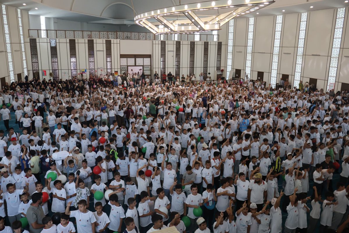 tdvmedya's tweet photo. Hatay İl Müftülüğü ve Vakfımız Hatay Şubesi iş birliğiyle MKÜ Hacı Mehmet Alkan Camii’nde yaz okulu öğrencisi kardeşlerimizle buluştuk.
Camilerimizin ilim, irfan ve kardeşlik yuvası olduğunu gençlerimize hissettirdiğimiz bu programda, manevi atmosferi birlikte paylaşmanın sevincini yaşadık, öğrencilerimize çeşitli ikramlarda bulunduk.

#YolunİyilikOlsun