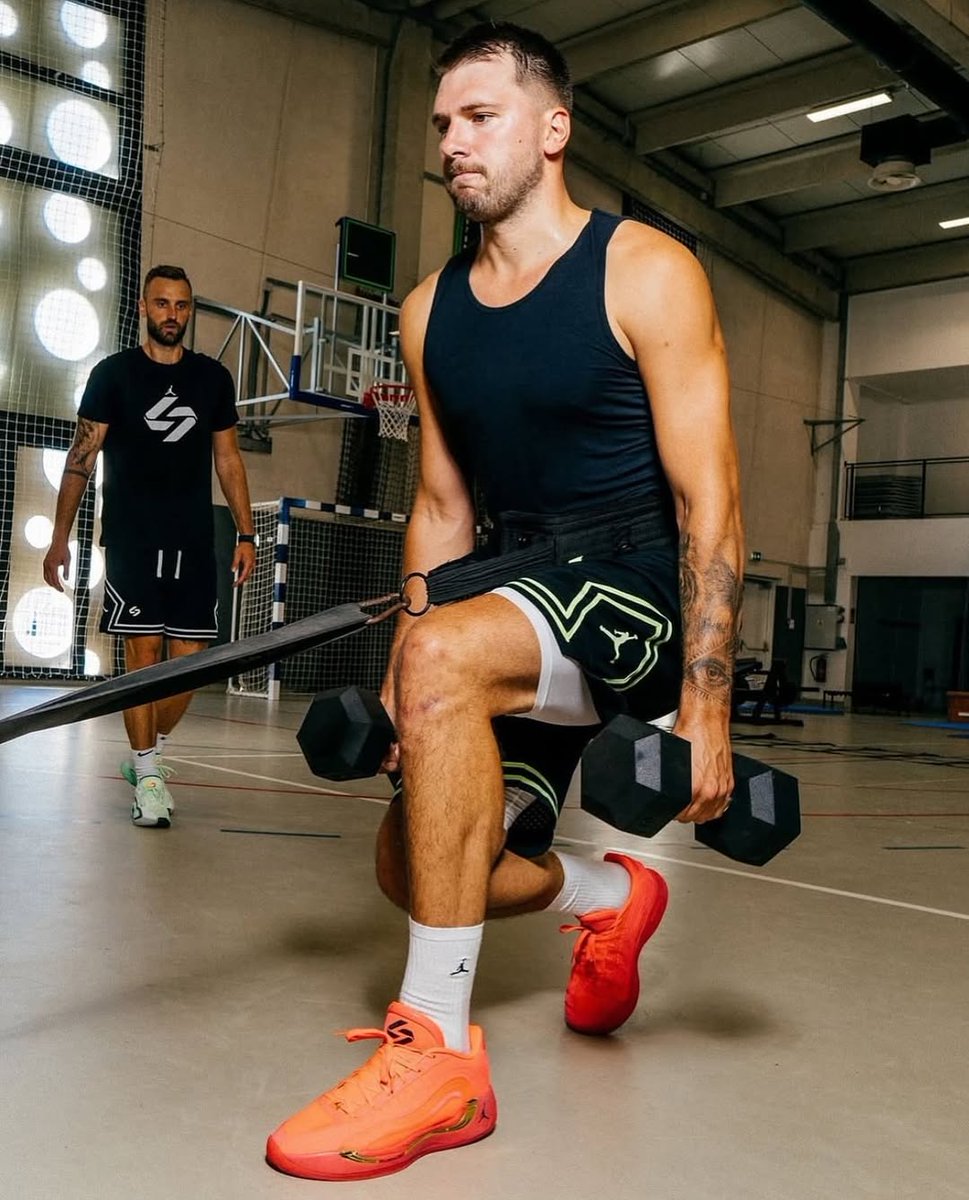 Camisa 23 (@camisa_23) on Twitter photo Narrador: Você deveria enviar uma cópia da revista Men's Health para eles (Mavericks).
Luka: Eles provavelmente viram, eu não preciso me preocupar com isso.
💀💀💀💀💀💀💀💀
📸 <a href="/MensHealthMag/">Men's Health Mag</a> Narrador: Você deveria enviar uma cópia da revista Men's Health para eles (Mavericks).
Luka: Eles provavelmente viram, eu não preciso me preocupar com isso.
💀💀💀💀💀💀💀💀
📸 <a href="/MensHealthMag/">Men's Health Mag</a>