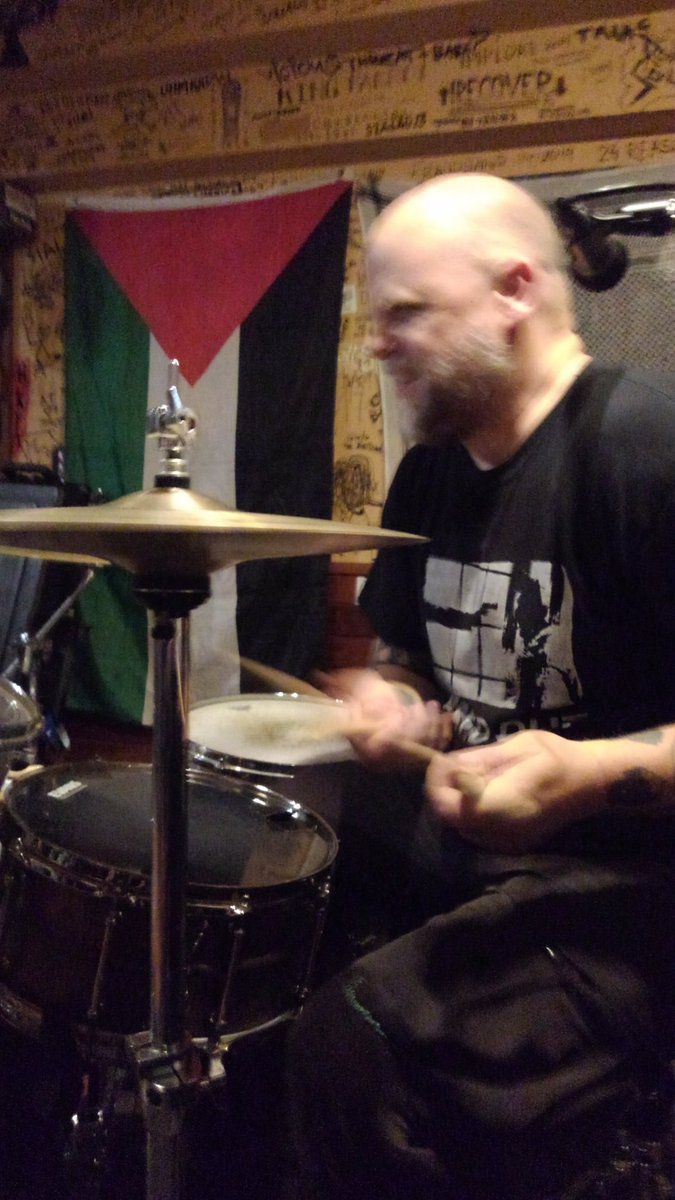 IRON LUNGのドラム
パワーとスピードが双方共に異次元だしイカツイ叫びもカッコよくてまさに鉄の肺を持つ漢でした
この写真だとわかりにくいけどシンバルの支柱叩いてる人を初めて見ました