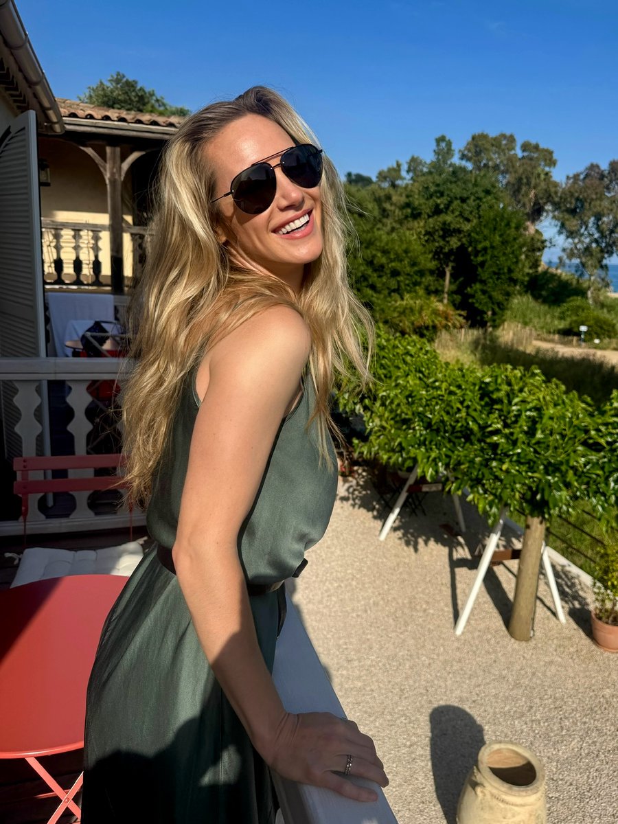 dsavreupdates_'s tweet image. Danielle&apos;s Instagram post.

“Sunshine soaking up sunshine, refueling so I can glow again. What refuels you? 💚☀️ #SunshineTherapy“ 

@D_SAVRE #DanielleSavre