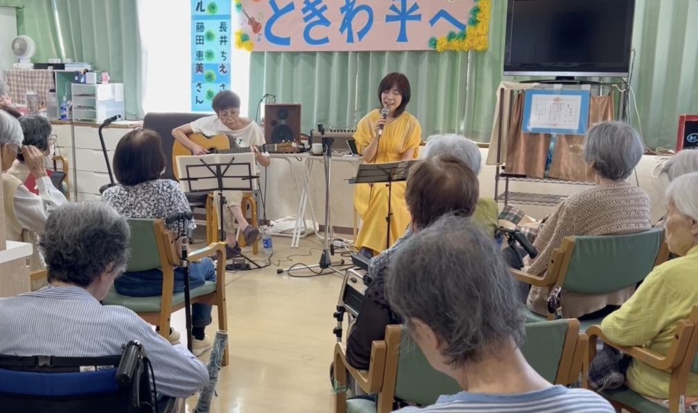 人生の先輩方の所へ、
1年ぶりに歌いに行きました〜
知ってるお顔もチラホラ。
今回のわたしの新曲はリクエストの

「有楽町で会いましょう」

みんなで大合唱になりました！
この曲、歌ってみるとカッコいい歌だなぁ😆