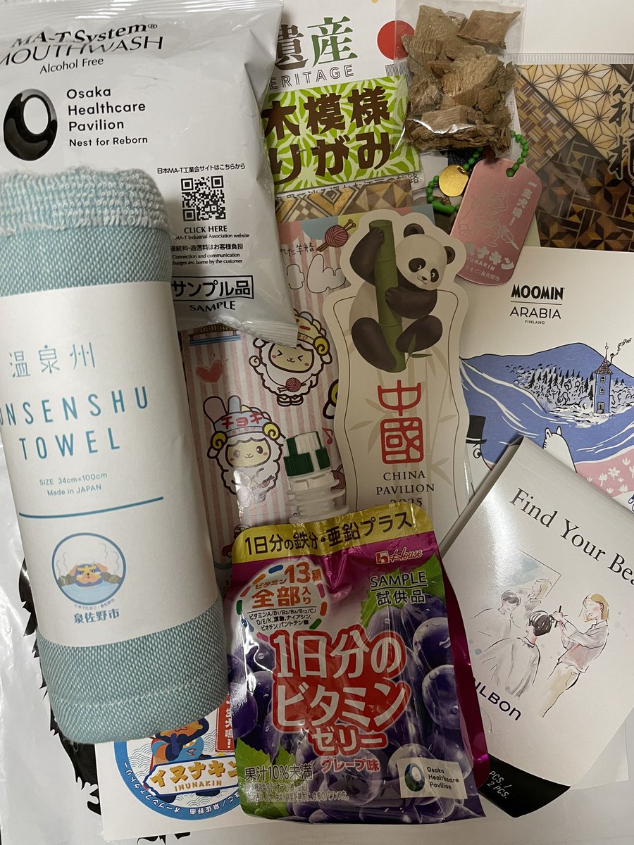 umekarubo's tweet image. 今日頂いたもの(一枚目)と買ったもの(2・3枚目)ヘルスケアとWASSEで思いの外色々頂いた(ヘルスケアのバッジ撮るの忘れた💦)
買ったものはほぼピンズ。欲しかったの買えてよかった!
そしてVSOPに続きまたも国内菓子😌6種セット+トートとか買うやんそんなん…ビーバー好きなんだよ…