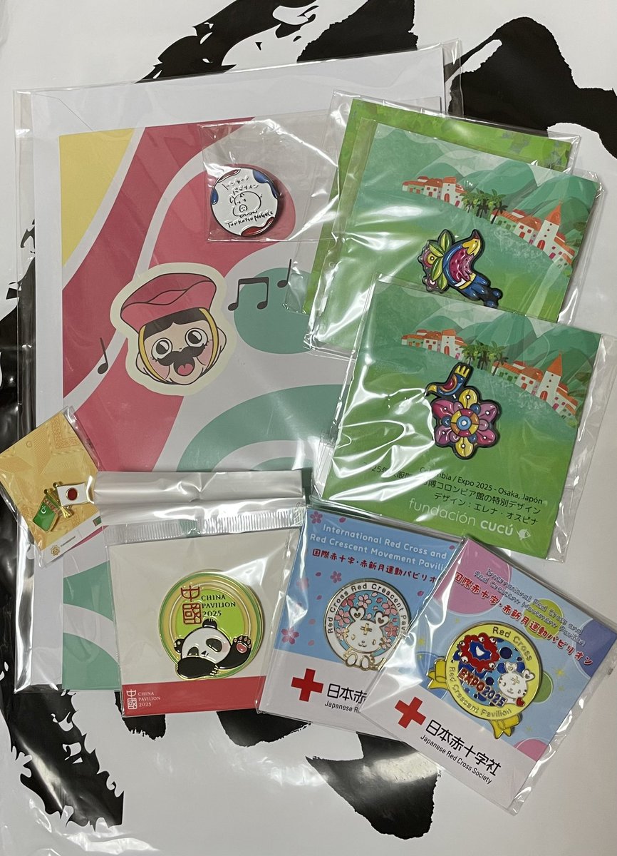 umekarubo's tweet image. 今日頂いたもの(一枚目)と買ったもの(2・3枚目)ヘルスケアとWASSEで思いの外色々頂いた(ヘルスケアのバッジ撮るの忘れた💦)
買ったものはほぼピンズ。欲しかったの買えてよかった!
そしてVSOPに続きまたも国内菓子😌6種セット+トートとか買うやんそんなん…ビーバー好きなんだよ…
