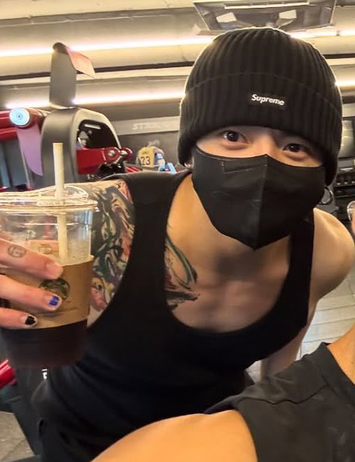 ソンホニムのインスタにジョングガ〜ㅜ NEWタトゥーがはっきりと…。はがれかけのネイルにまんまるシュプビニに黒マスクにぴったり黒タンクに引き締まった体、くりくりなおめめに理想すぎる涙袋そして安定のアイスアメリカーノ、全てが大好きだよジョングクㅠㅠㅠㅠ