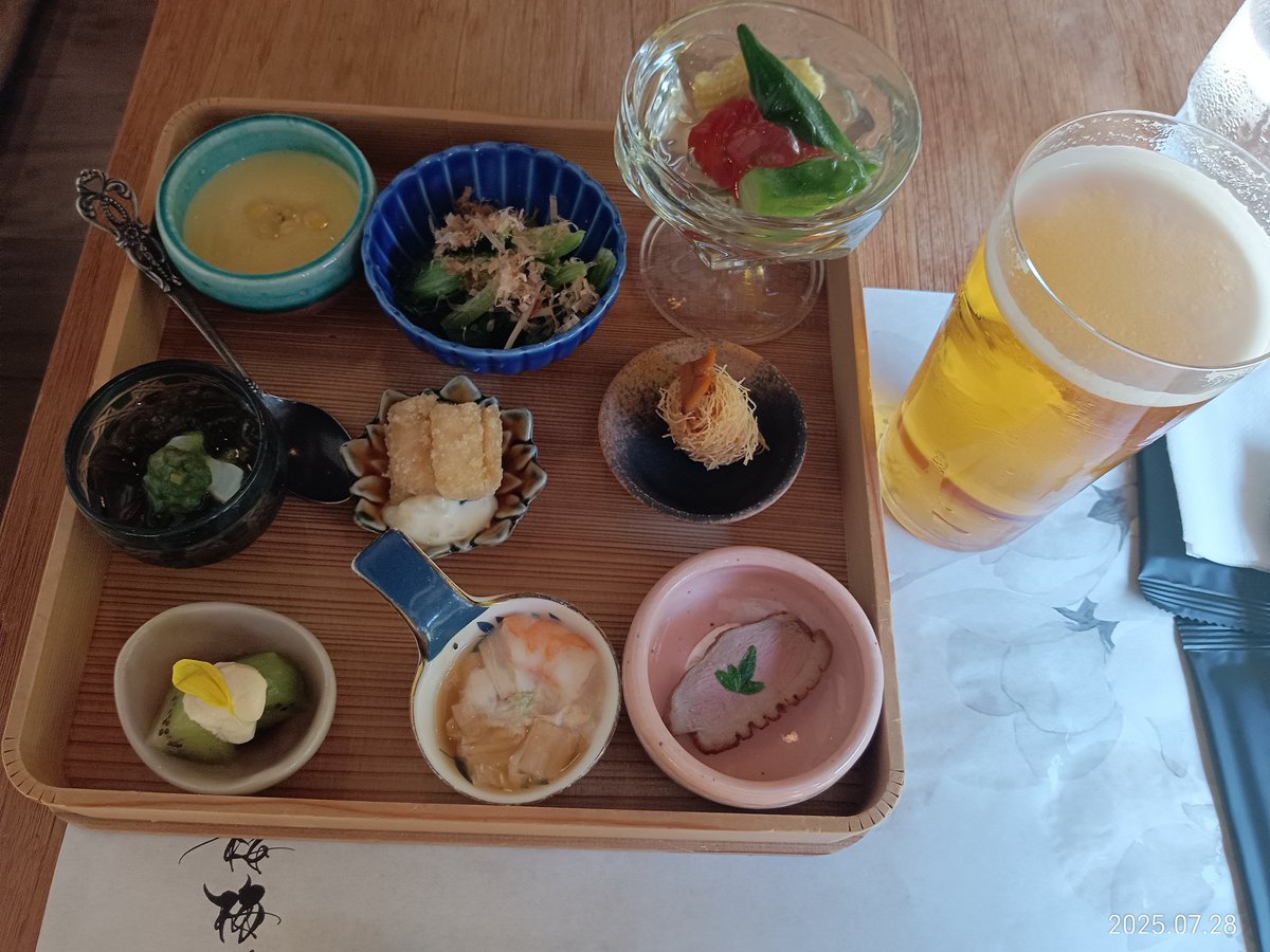 V37129450's tweet photo. 暑気払いに美味しいランチを食べて来ました
庭園に面した席は少し暑いけど扇子が置いてあり冷たい手拭きを貰っておもてなしを感じました👍メイン料理は選べます
又違う料理を食べに行きたいです😃
#鶴川香具山
#桜梅桃李
#和食 https://t.co/tHGsIwGzn8