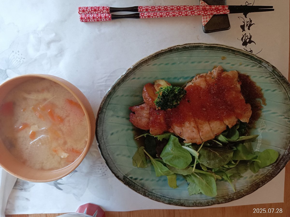 V37129450's tweet photo. 暑気払いに美味しいランチを食べて来ました
庭園に面した席は少し暑いけど扇子が置いてあり冷たい手拭きを貰っておもてなしを感じました👍メイン料理は選べます
又違う料理を食べに行きたいです😃
#鶴川香具山
#桜梅桃李
#和食 https://t.co/tHGsIwGzn8