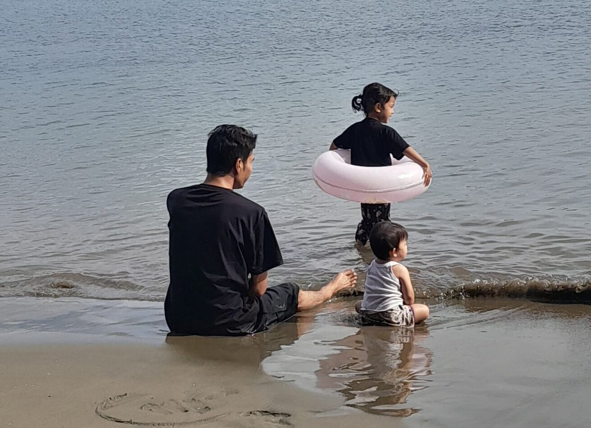 SIsaBT1's tweet photo. Lihatlah terus ke hadapan, jangan pernah palingkan wajahmu ke belakang. 
Kiri dan kanan memang sesekali harus dilirik.

Model Foto; Afeeya Atsya, duduk sebelah kanan.
Adeeba Azen, berdiri diapit pelampung.
Syukri Isa Bluka Teubai, duduk sebelah kiri.

Ule Lhe, Minggu, 27 07 2025. https://t.co/YAY2XnmPCk