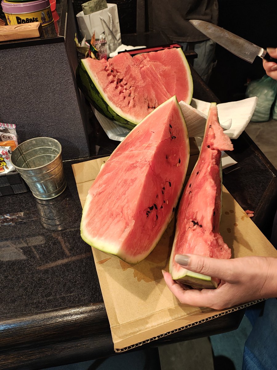 elec_imadachi's tweet image. art910来たけど誰も来てねー（泣）前夜祭の120人さんよー明日の本番前にダメージ食らう事になるとは・・・今、来たら山形尾花沢の甘くて美味いスイカ食べれますよー(笑)常温でも美味い　#エレキコミック　#elekata