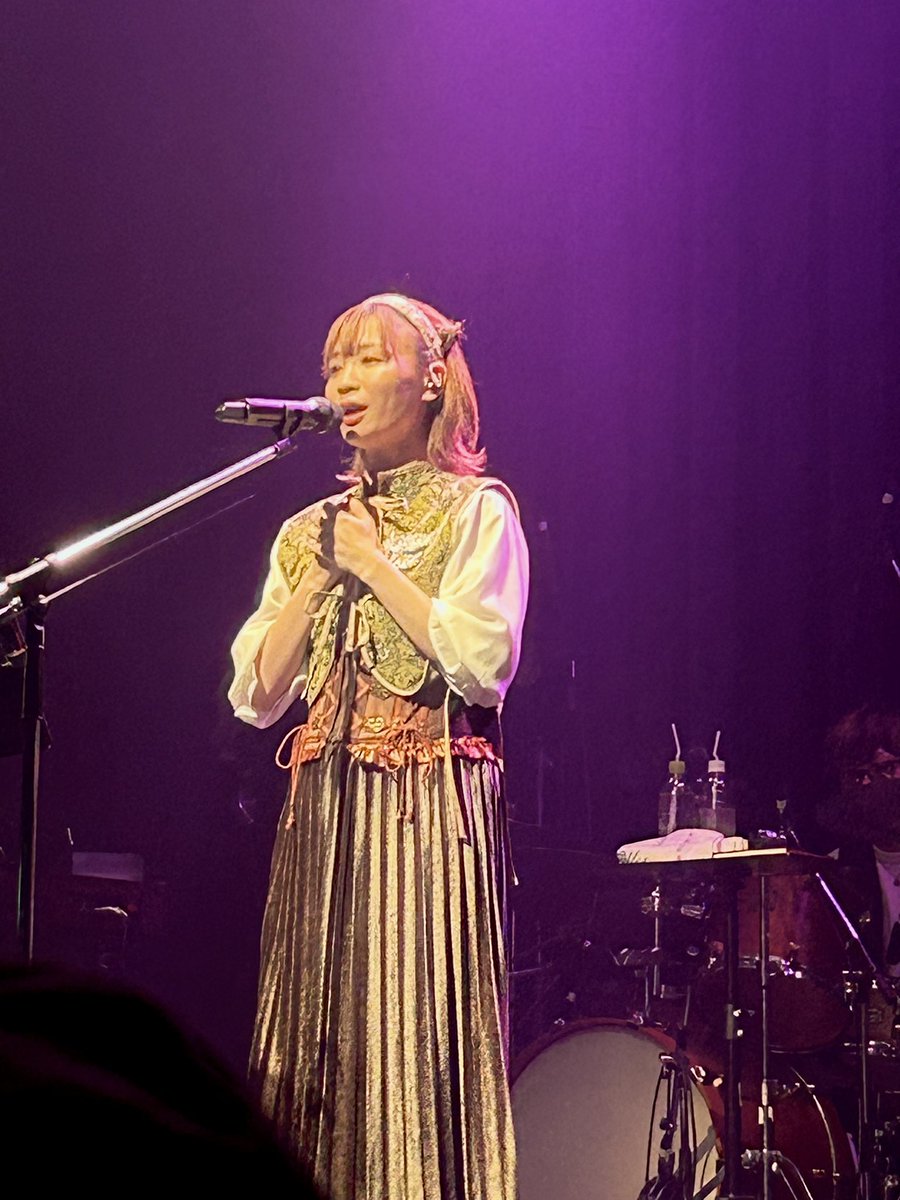 mMo___93's tweet photo. 大阪公演2列目だったから、名古屋みたいにびえびえ泣かないようにしよって頑張ったけど、やっぱりあのアンコールは泣いてしまう（ ;  ; ）
2列目なのに写真ガビガビすぎやろ

あと髪型めちゃくちゃ可愛かったです🫰

#momo_nekoinu
#モモコグミカンパニー https://t.co/XQAOFhWiIT