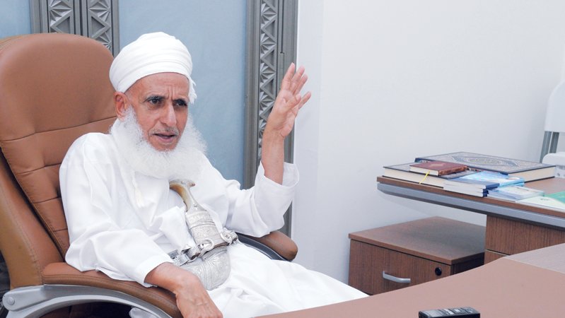مفتي سلطنة عُمان الشيخ أحمد الخليلي يُحيّي بأس أبطال اليمن: "حطموا الأساطير وأربكوا الطغاة"

وجّه سماحة الشيخ أحمد بن حمد الخليلي مفتي سلطنة عُمان، رسالة تحية لأبطال اليمن الذين يخوضون معركة الكرامة والثبات، واصفًا إياهم بـ"المغاوير الأفذاذ" الذين حطموا كل أسطورة وفرضوا حضورهم في
